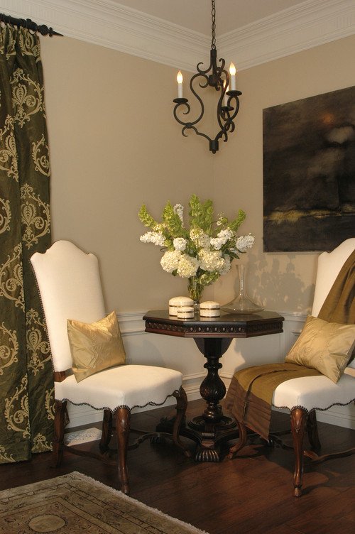 Traditional Style Living Room With a Corner Table